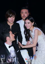 组图：芭莎明星慈善夜内场 成龙隔空飞吻范冰冰