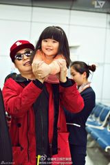 组图：爸爸去哪儿五娃大闹机场 石头Cindy有爱