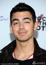 组图：乔纳斯兄弟帅气助阵格莱美预热活动