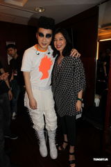 组图：达明一派开唱容祖儿献吻 有意内地巡回演出