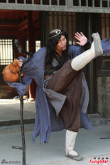 组图：赵毅《蓬莱八仙》演铁拐李逗笑众人