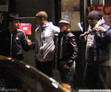 组图：麦当娜恋上幼齿男友 两人亲密走出电影院