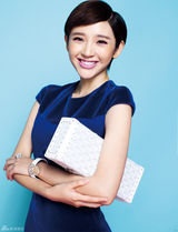 组图：唐艺昕撞色缤纷写真 月牙笑眼精灵可人