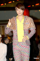 组图：莫文蔚出席慈善活动 招牌笑容温暖人心