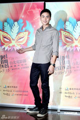 幻灯图：阮经天为台北电影节造势 澄清与旧爱关系
