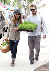 高清组图：Maggie Q化身主妇与男友逛集贸市场