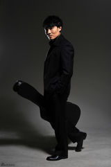 组图：刘小辉帅气写真 尽显绅士魅力