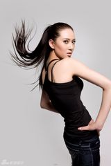 幻灯图：赵柯打造简约主义 写真张扬本色魅力