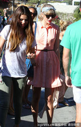 组图：小天后斯威夫特与戈麦斯相约出街