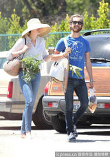 组图：海瑟薇与老公逛市场 宽沿草帽幸福表情