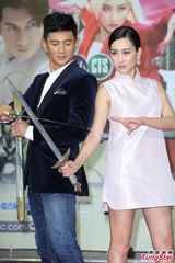 组图：吴奇隆马苏为新戏宣传粉丝热情接机