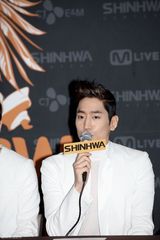 高清组图：韩团神话14周年纪念演唱会盛况空前