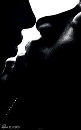 组图：卡戴珊与男友亲密写真上演情欲诱惑