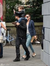 组图：奥兰多布鲁姆抱子出街 小宝贝专心舔棒冰