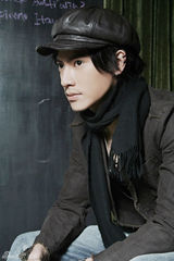 组图：阮伟旌最新写真文艺范儿十足