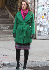 高清图：莉顿-梅斯特街拍绿色大衣搭配桃红围巾
