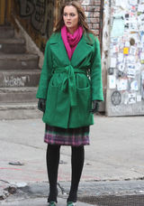 高清图：莉顿-梅斯特街拍绿色大衣搭配桃红围巾