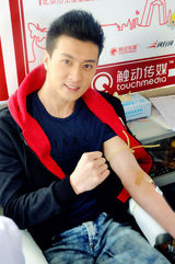 组图：高仁现身无偿献血车 呼吁网友传递爱心