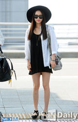 组图：Kara具荷拉现身机场 黑白经典搭显女神范