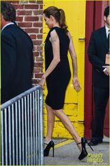 组图：朱莉穿宽松裙遮小腹 传成功造人秘孕两月