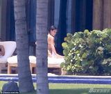 组图：卡戴珊度假日光浴 丰腴美背一览无余