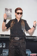 组图：陈晓东与辣妹贴身搂腰 当爸爸被亏会射