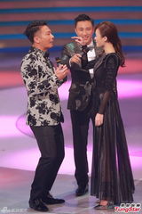 组图：港姐佳丽变身黑裙女战士 秀修长美腿