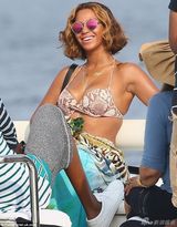 组图：碧昂斯与老公甜蜜现身 搂脖子破婚变传闻