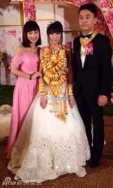 组图：广东新娘结婚挂70个金镯 新郎戴多条金链