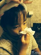 组图：多妹流鼻血孙莉心疼 大眼可爱似妈妈