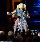 组图：尼尔《摇滚芭比》扮女装 无底线疯癫火辣