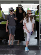 组图：道格拉斯全家抵机场 泽塔琼斯小露香肩