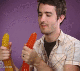 秒娱连珠：两美女餐厅互摸胸比大小