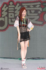 组图：王心凌性感露小蛮腰 被问情事害羞撒娇