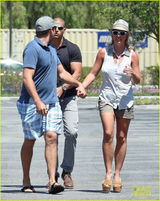 组图：布兰妮热裤出街大方凸点 与男友十指紧扣