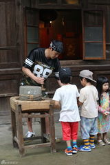 组图：多多贝儿集市风波显情深 复古运动会欢乐