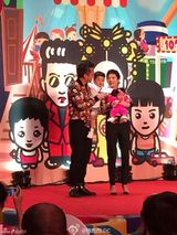 组图：孙俪邓超为女儿办百日宴 四口温馨合影