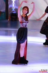 组图：李云迪钢琴伴奏 港姐众佳丽齐跳溜冰舞