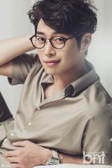 组图：韩星金载沅拍写真 杀人微笑展熟男魅力