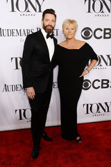 组图：杰克曼携妻现身红毯 高大帅气男神本色