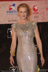 组图：妮可-基德曼亮片鱼尾裙压轴艳惊四座