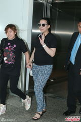 组图：汪圆圆大肚圆圆送机 助手保镖谨慎护驾