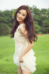 组图：冯婧杂志大片甜美 楚楚动人优雅自信