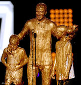 组图：小贝带两子颁奖 一家帅哥惨遭泼漆变铜人