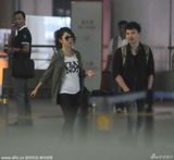 组图：邓紫棋黑超遮面 保镖开路女王架势足