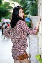 组图：黄圣依清新妆容 街头拍写真享受美好时光