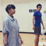 组图：小彩旗清纯演剧版静秋 素颜排练发辫独特