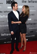 组图：安妮斯顿携未婚夫恩爱亮相力破分手传闻