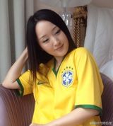 组图：杨钰莹穿球衣变足球宝贝 43岁犹如少女