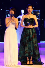 组图：许茹芸戴亿万珠宝亮相 找老公靠红宝石